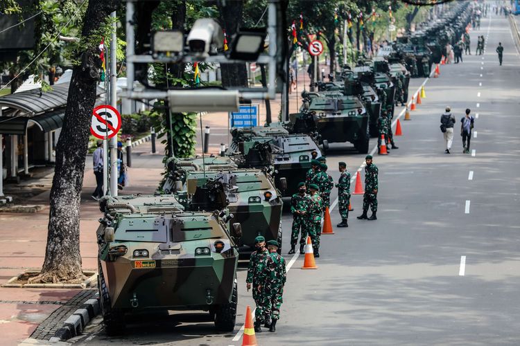 Alat utama sistem persenjataan (alutsista) termasuk kendaraan tempur TNI berjejer untuk dipamerkan kepada masyarakat di depan Istana Merdeka, Jakarta Pusat, Selasa, (5/10/2021). Sebanyak 112 alutsista berjejer rapi di sepanjang Jalan Merdeka Barat dan Merdeka Utara, Jakarta Pusat, dalam rangka Hari Ulang Tahun (HUT) ke-76 TNI pada 5 Oktober 2021.