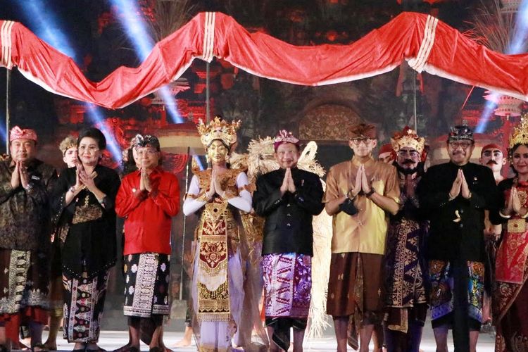 Gubernur Bali I Wayan Koster dan Menteri Pariwisata dan Ekonomi Kreatif (Menparekraf) Sandiaga Uno berfoto bersama dengan tamu undangan lainnya dalam Pesta Kesenian Bali (PKB) ke-44 tahun 2022 Koster dalam acara Pesta Kesenian Bali (PKB) ke-44 Tahun 2022 di Panggung Terbuka Ardha Candra Art Centre, Denpasar, Minggu (12/6/2022).

