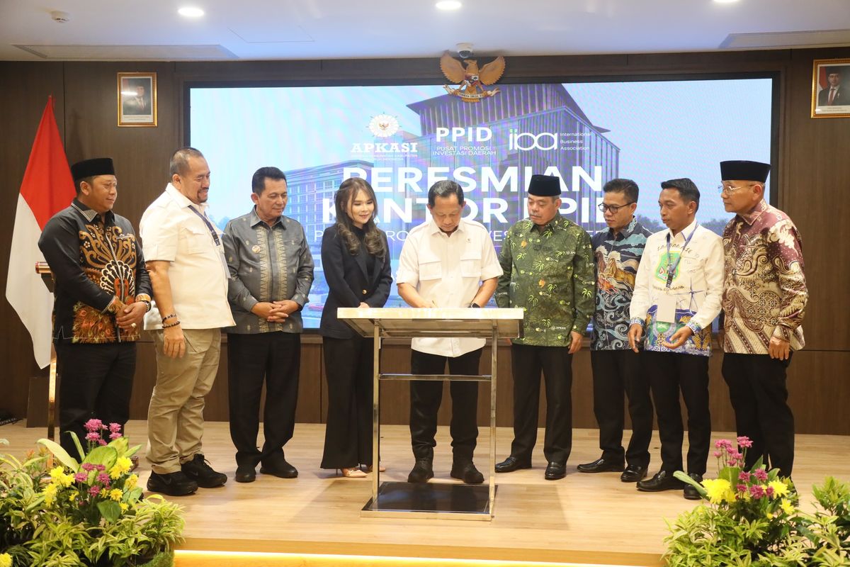 Menteri Dalam Negeri (Mendagri) Muhammad Tito Karnavian saat meresmikan Kantor Pusat Promosi Investasi Daerah (PPID) di kompleks Hotel Asialink Batam, Kepulauan Riau (Kepri), Selasa (20/1/2026).