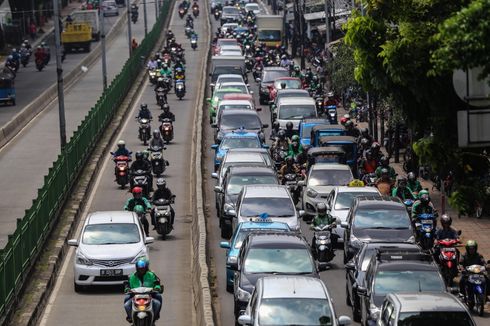 Aksi Gotong Royong Angkat Motor dari Jalur TransJakarta Terulang Lagi
