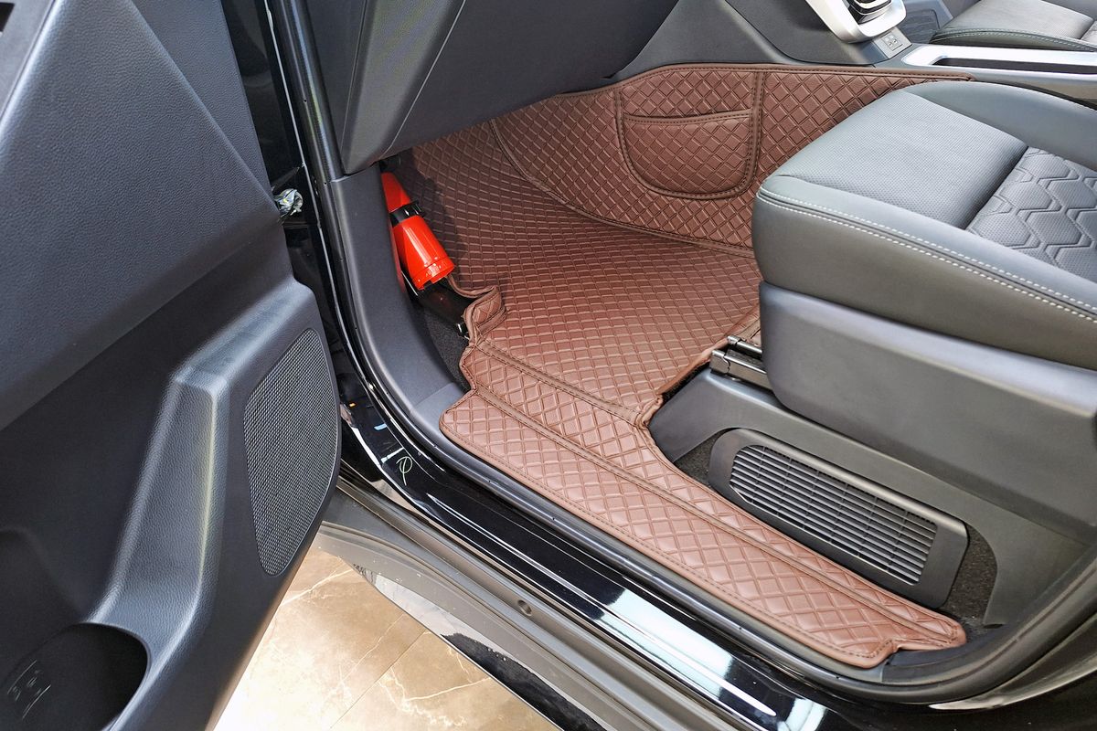 Contoh aksesori karpet mobil jenis engraver untuk Innova Zenix Hybrid, bisa mencegah penumpukan debu dan kotoran