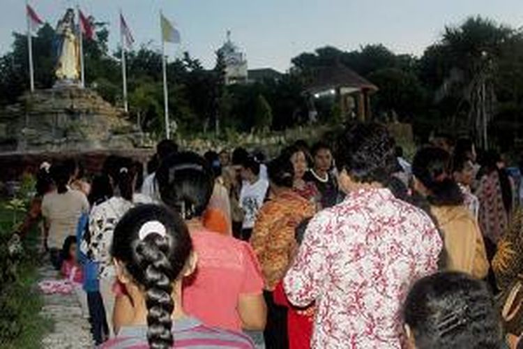 Umat Katolik berdoa bersama di depan patung Bunda Maria di Bukit Oebelo, Kecamatan Kupang Tengah, Kabupaten Kupang, Nusa Tenggara Timur, 1 Mei 2015. Patung Bunda Maria merupakan salah satu titik persinggahan saat mengunjungi Bukit Oebelo.