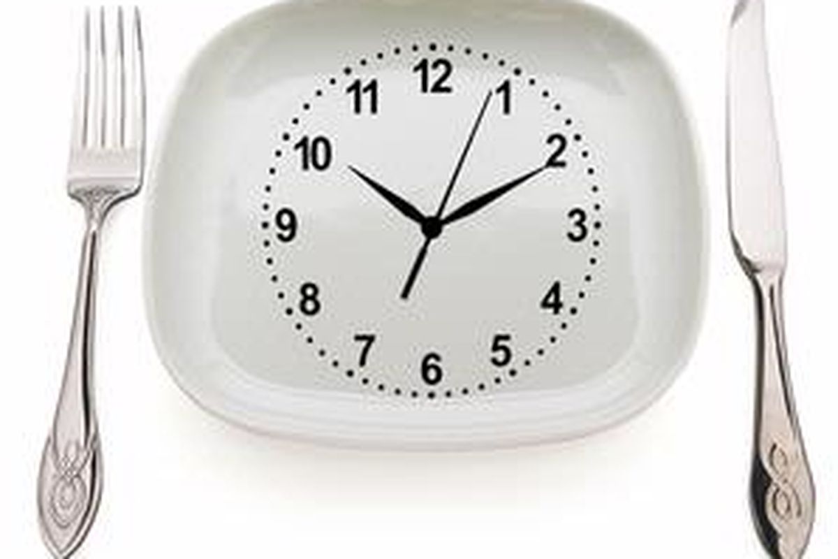 Lebih baik tidak melewatkan jam-jam makan yang lazim ketimbang makan camilan di jam-jam yang tidak menentu. 