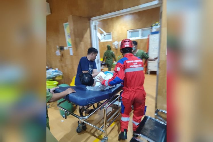 TERTANCAP BESI: Bocah Laki-laki berinisial GI yang dibawa petugas ke rumah sakit (RS) usai lengannya tertancap besi pagar saat bermain di sebuah rumah kosong Jalan Bumi, Kecamatan Rappocini, Kota Makassar, Sulsel, pada Senin (24/6/2024) petang.