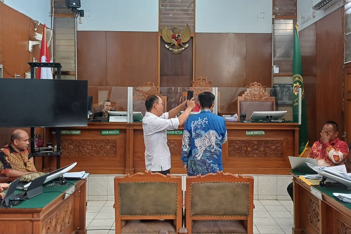 Pakar hukum pers dan kode etik jurnalistik bernama Wina Armada saat disumpah di ruang sidang Pengadilan Negeri Jakarta Selatan, Kamis (22/2/2024).
