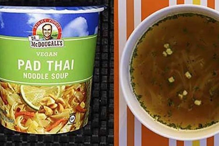 Dr McDougall?s Vegan Pad Thai Noodle Soup, mi instan dengan peringkat terbawah. 