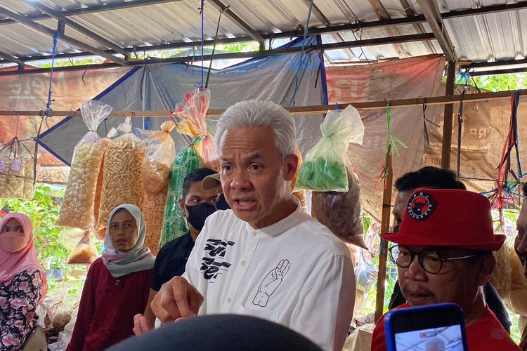 Calon presiden nomor urut 3, Ganjar Pranowo, menerima aduan naiknya harga-harga bahan pokok dari para pedagang Pasar Kota Wonogiri, Sukorejo, Giritirto, Kabupaten Wonogiri, Jumat (29/12/2023).