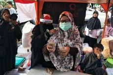 Peserta Aksi Bela Palestina Bagikan Sarapan Gratis untuk Warga 