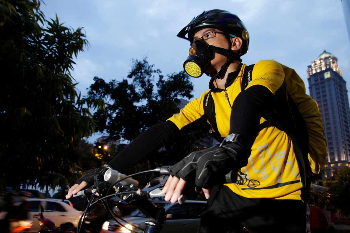 Ilustrasi pesepeda menggunakan masker di Jakarta