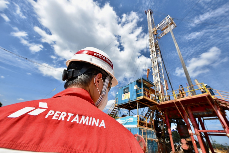 Gambar seorang pekerja Pertamina.