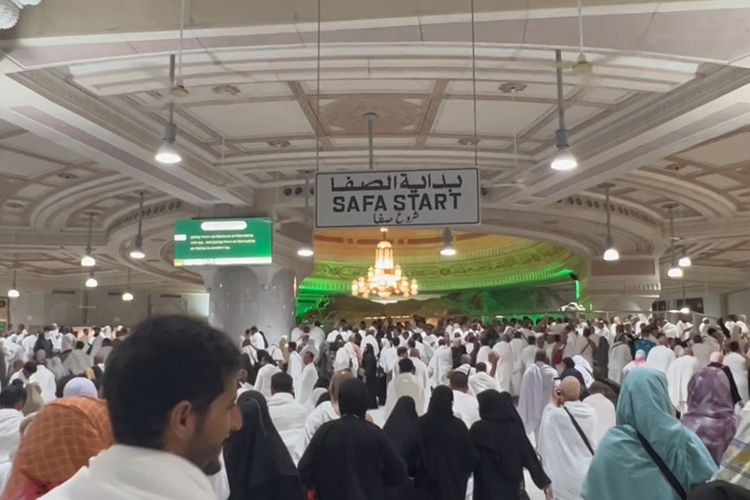 Ilustrasi jemaah haji melaksanakan sa'i di Masjidil Haram.