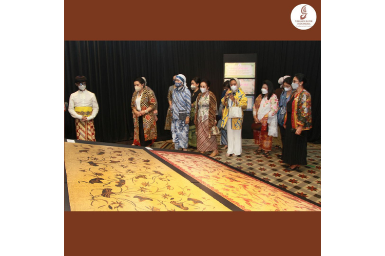 Pengunjung menghadiriBatik fever Exhibition yang diselenggarakan oleh YBI.