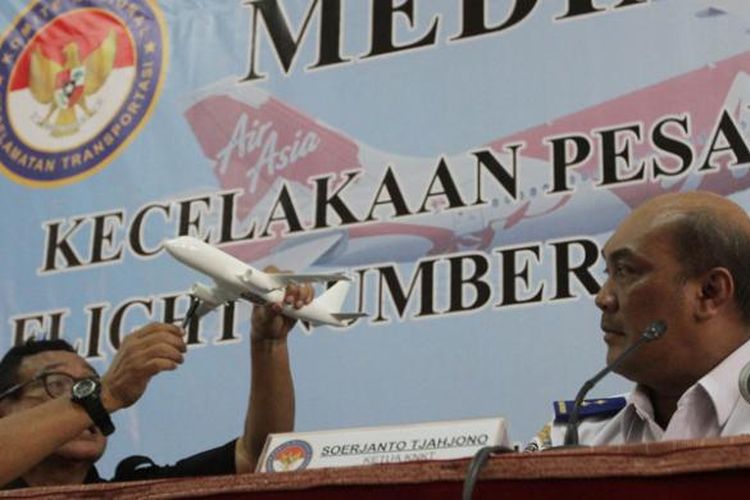 Investigator In Charge (IIC) Komisi Nasional Keselamatan Transportasi (KNKT) Mardjono Siswosuwarno (kiri) bersama Ketua KNKT Soerjanto Tjahjono menjelaskan kepada wartawan terkait hasil penyelidikan jatuhnya pesawat AirAsia QZ8501 dengan rute penerbangan Surabaya-Singapura pada 28 Desember 2014, di Jakarta, Selasa (1/12/2015).