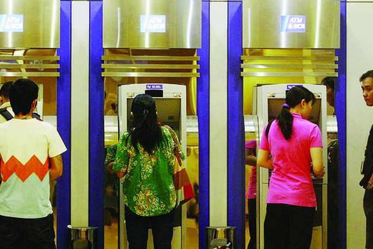 Ilustrasi: Para pengguna ATM di sebuah mal 