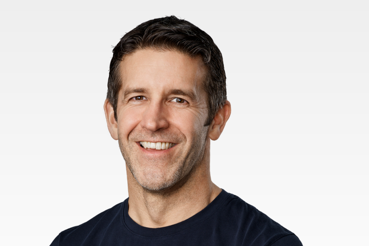 John Ternus, sosok yang akan menduduki jabatan CEO Apple menggantikan Tim Cook. 