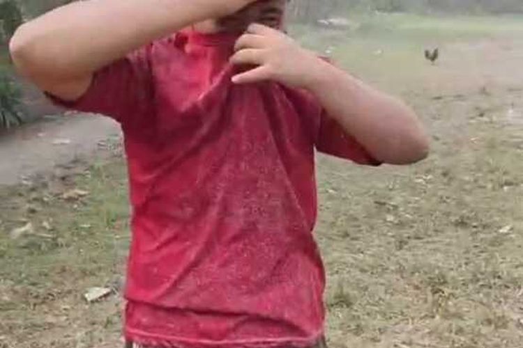 Hujan debu dari pabrik semen Indocement di Citeureup, Kabupaten Bogor, Jawa Barat, mencemari permukiman warga pada Minggu (10/8/2025).