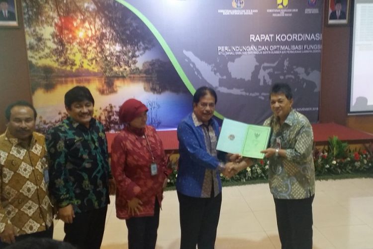Dirjen Sumber Daya Air Kementerian PUPR Hari Suprayogi (paling kanan) menerima sertifikat tanah dari Menteri ATR/Kepala BPN Sofyan Djalil di Jakarta, Jumat (30/11/2018).