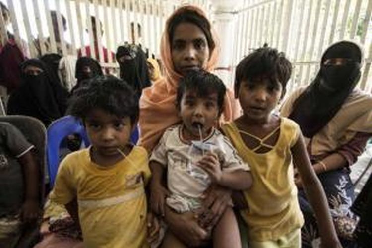 Wanita dan anak-anak imigran asal Myanmar dan Bangladesh menunggu di penampungan sementara di Desa Matang Raya, Baktya, Aceh Utara, 10 Mei 2015. Kapal yang membawa 582 imigran, ditemukan terdampar di perairan utara Aceh.