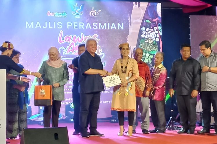 Novliana Turan, wanita Krayan yang berusaha memasarkan produk UMKM Perbatasan, saat mendapat sijil (piagam penghargaan) di acara perdagangan Asean di Lawas Malaysia.