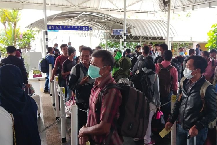 114 orang Tenaga Kerja Indonesia (TKI) berasal dari dari Johor, Malaysia dideportasi ke tanah air melalui Batam, Selasa (24/3/2020)