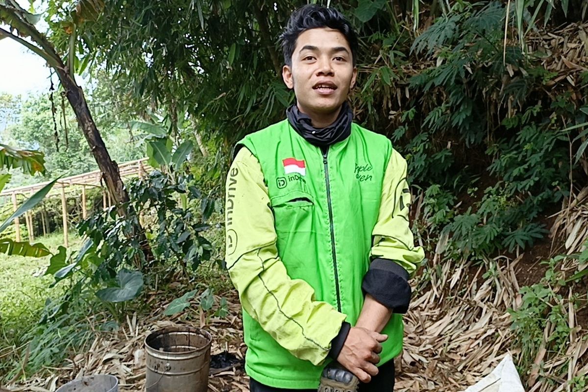 Hasan Fiidel (24) driver ojeg online saat tengah menambal salah satu jalan berlubang di Kecamatan Ciwidey, Kabupaten Bandung, Jawa Barat, Minggu (18/5/2025).