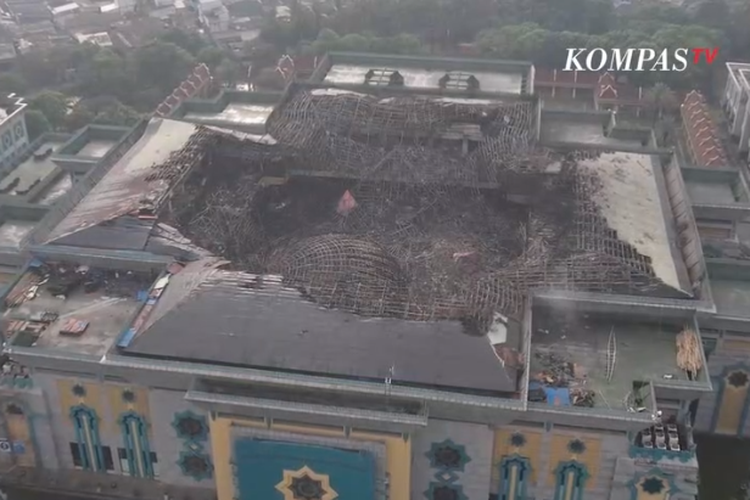 Penampakan udara kubah Jakarta Islamic Centre atau Masjid Jami' Jakarta Center kebakaran pada Rabu (19/10/2022) sore.