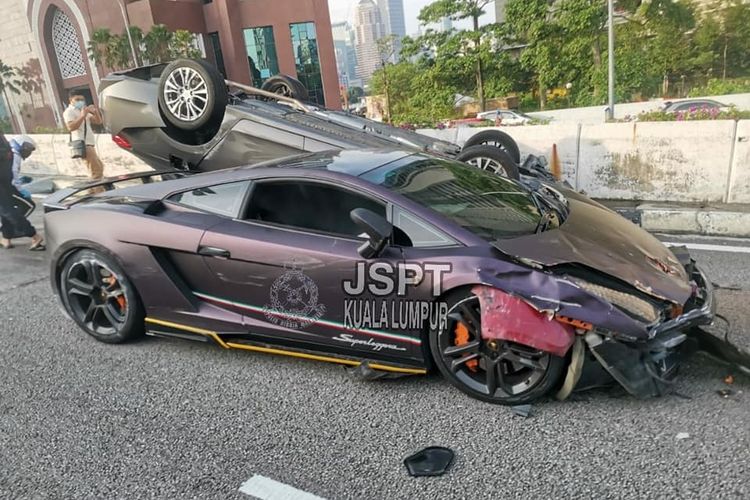 Sebuah Lamborghini hilang kendali dan menyebabkan kecelakaan beruntun yang melibatkan empat mobil di Jalan Tun Razak, Kuala Lumpur, Malaysia, Rabu (8/9/2021).