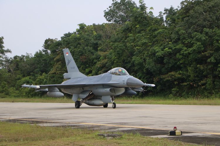 Pesawat tempur F-16 milik TNI Angkatan Udara berada di Lanud Roesmin Nurjadin, Pekanbaru, Riau, dalam rangka menjalani latihan bersama dengan United State Pacific Air Force (USPACAF) AS.