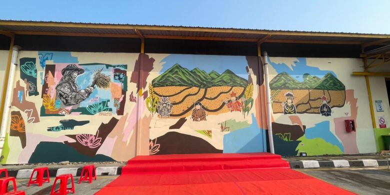 Tampak depan Mural Gemah Ripah Loh Jinawi di Pasar Induk Beras Cipinang, Tembok Gudang Beras.