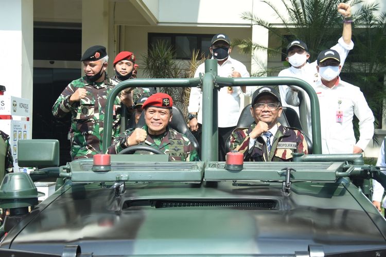 Komandan Jenderal (Danjen) Kopassus Mayjen TNI I Nyoman Cantiasa (kiri) menerima kunjungan kerja Menteri Koordinator Bidang Politik, Hukum, dan HAM (Menko Polhukam) Mahfud MD di Mako Kopassus, Cijantung, Jakarta, Rabu (8/7/2020).