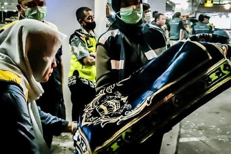 Kedatangan 392 jemaah haji kloter pertama di Bandara Sultan Hasanuddin, Rabu (11/6/2025) malam. Pihak bandara sambut dengan spanduk dan souvenir sajadah sebagai ungkapan syukur.  
