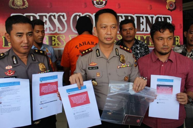 Kapolres Lhokseumawe AKBP Ari Lasta memperlihatkan barang bukti dan tersangka kasus ujaran kebencian yang dilakukan kepala dinas Pemerintah Kota Lhokseumawe, Selasa (15/5/2018)