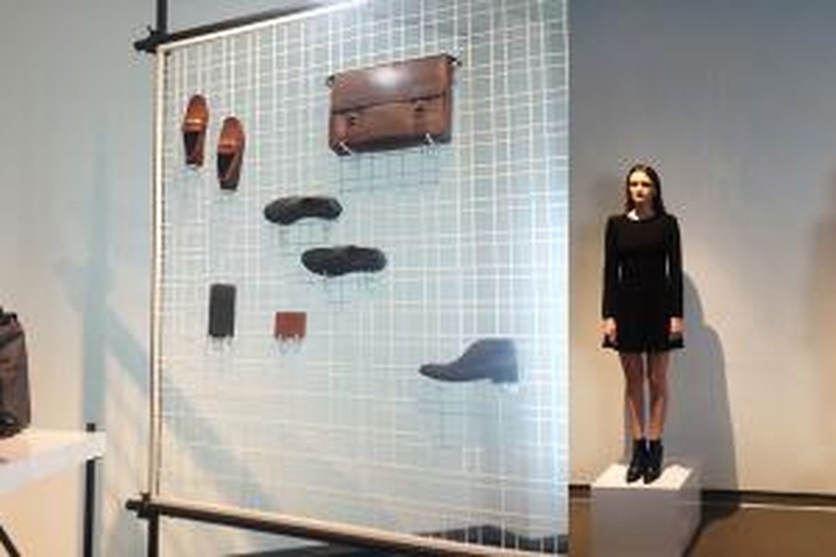 Pedro mempersembahkan ragam pilihan sepatu, sandal dan aksesori tas terbaru dalam tema Industrialized Fixations untuk musim fall/ winter 2015 di Edwin's Gallery, Kemang, Jakarta (22/09/2015). 