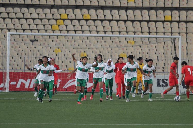 Skuad timnas putri Indonesia saat merayakan gol kemenangan ke gawang Singapura pada leg pertama Kualifikasi Piala Asia Wanita 2022 yang berlangsung di Stadion Republican Central, Dushanbe, Tajikistan, Jumat (24/9/2021) malam WIB.