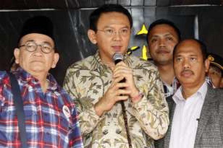 Gubernur DKI Jakarta non-aktif Basuki Tjahaja Purnama atau Ahok saat memberikan keterangan pers di halaman Kejaksaan Agung, Jakarta, Kamis, (1/12/2016).