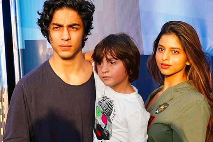 Tiga anak dari Shah Rukh Khan, yakni Aryan, Suhana, dan Abram