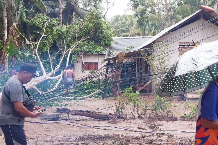 Salah satu rumah warga rusak akibat angin puting beliung 