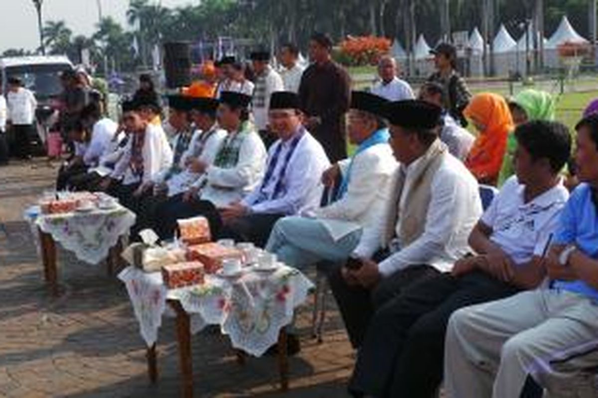 Wakil Gubernur DKI Jakarta Basuki Tjahaja Purnama bersama Asisten Pemerintahan DKI Wiriyatmoko dan jajaran Wali Kota di apel, Monumen Nasional, Jakarta, Jumat (27/9/2013).