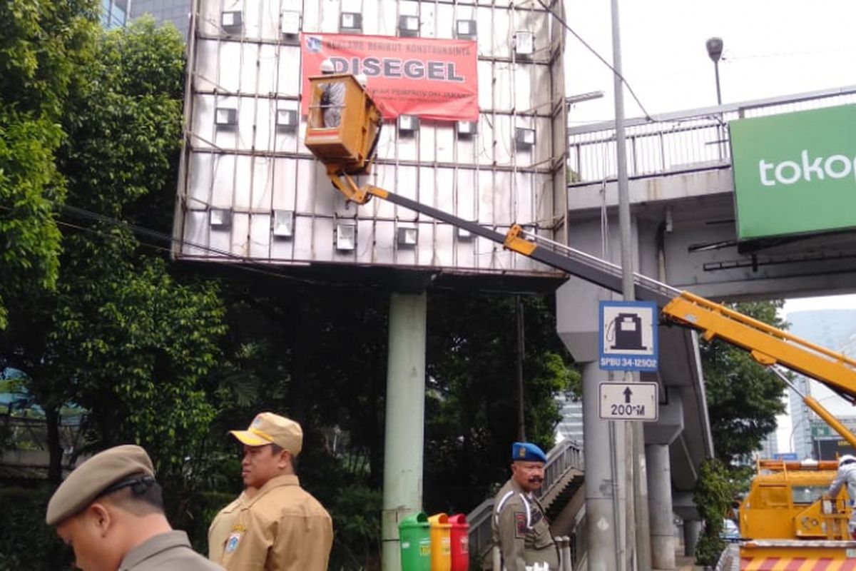 Penyegelan Sejumlah Reklame di Jalan Gatot Subroto hingga MT Hariono pada Senin (14/1/2019)