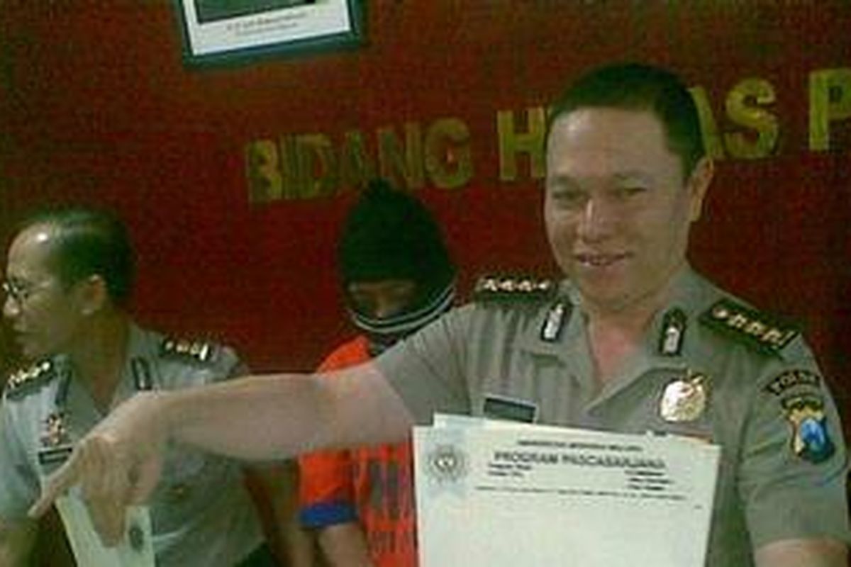Kabid Humas Polda Jawa Timur, Kombes Pol. Hilman Thayib, menunjukkan barang bukti formulir kertas ijazah palsu dari salah satu PTS di Surabaya, Rabu (13/6/2012).  Polisi 
