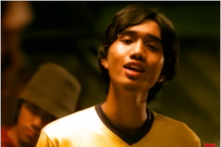 Duta Sheila on 7 dalam video klip Sebuah Kisah Klasik yang dirilis tahun 2000.