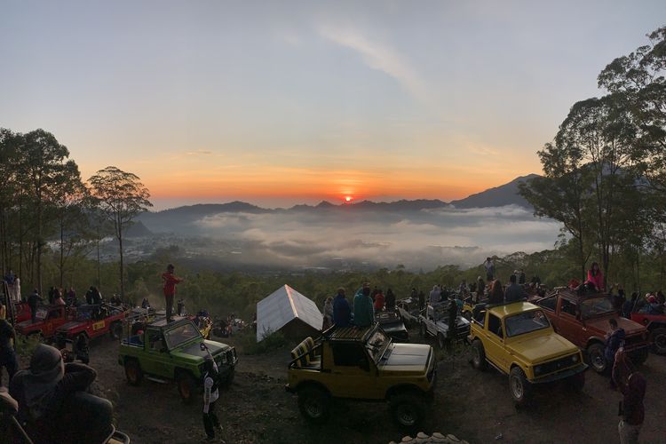 Pemandangan matahari terbit (sunrise) di lereng Gunung Batur Bali.