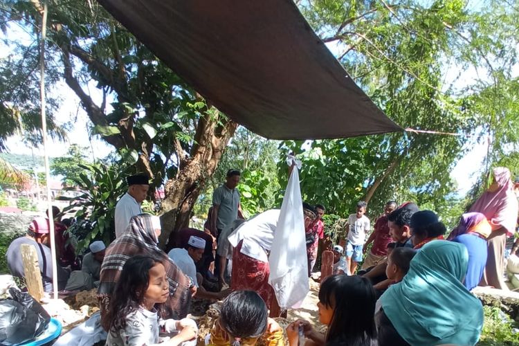 Suasana pemakaman korban penembakan di hutan Kampung Mandopi, Manokwari, Papua Barat, Jumat (25/11/2022)