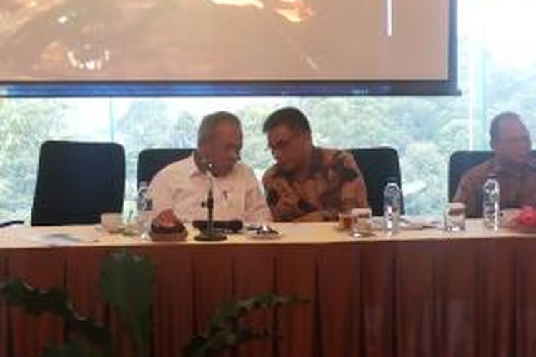 Menteri Pekerjaan Umum dan Perumahan Rakyat Basuki Hadimuljono dan Sekretaris Menteri Perumahan Rakyat Rildo Ananda Anwar Basuki pada pertemuan dengan media di Wikasatrian, Ciawi, Bogor, Kamis (27/11/2014).
