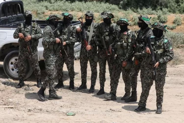 Anggota-anggota yang mengenakan penutup muka dari Brigade Al Qassam, sayap militer Hamas.