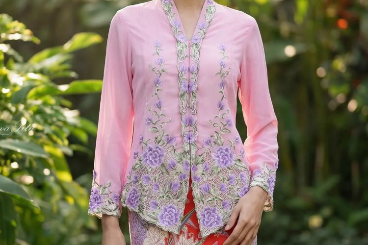 Mencari kebaya cantik yang nyaman untuk tubuh plus size kini makin mudah. Ini 5 rekomendasi kebaya ukuran besar yang anggun, nyaman, harga terjangkau.