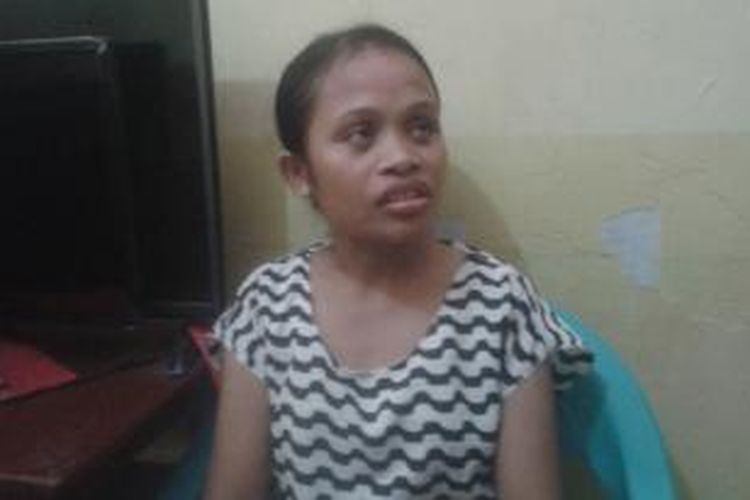 Albertina Tahapary, ibu  Mario bayi berusia tujuh bulan korban penculikan  di Ambon saat mengisahkan derita yangdialaminya kepada Kompas.com di kantor Polres Pulau Ambon, Minggu (20/9/2015)