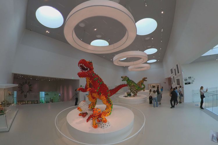 Kreasi besar berbentuk dinosaurus dipajang di dalam Lego House, di Billund, Denmark. Di dalam Lego House terdapat lebih dari 25 juta keping Lego, di mana anak-anak -dan juga orang dewasa tentunya, dapat bermain sambil mengasah kreativitas, imajinasi, hingga mengenali sifat, perasaan, dan karakter manusia.