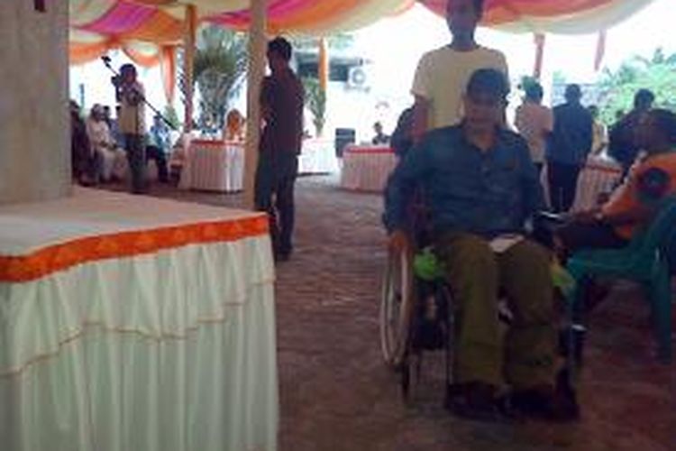 Seorang penyandang Disabilitas mengikuti simulasi mencoblos untuk pemilihan presiden 9 Juli mendatang yang diselenggarakan oleh KIP Propinsi Aceh, kamis (5/7/2014). ***** K12-11