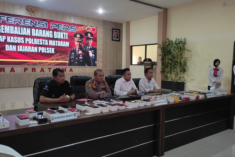 Jumpa pers Polresta Mataram agend mengembalikan barang bukti hasil curian ke pada korban.